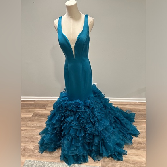 Be the belle of the ball! Beyond gorgeous! Size 8 NWT. Beautiful color blue. - Picture 6 of 6